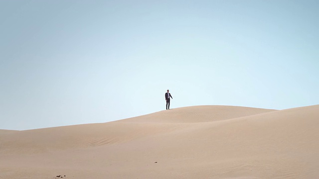 商人在沙漠视频素材