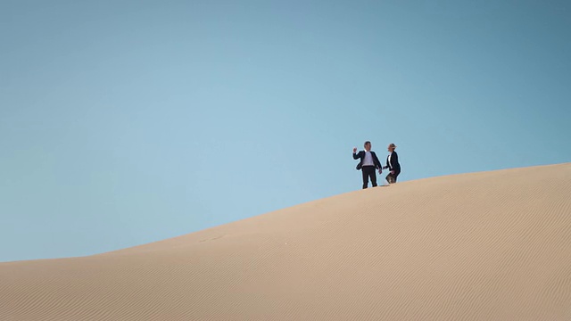 商人在沙漠视频素材