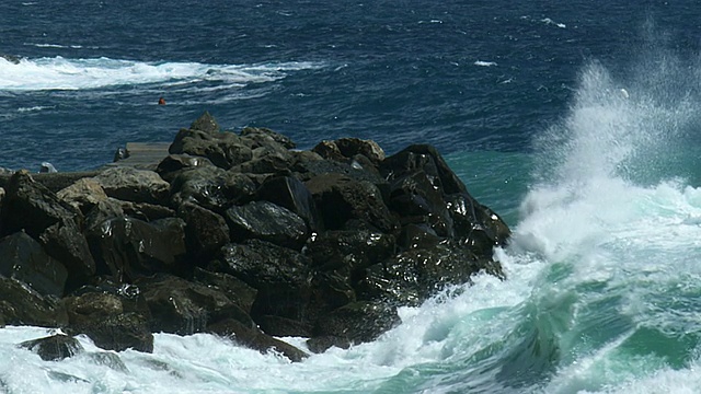 surf on rocks在岩石上冲浪视频素材