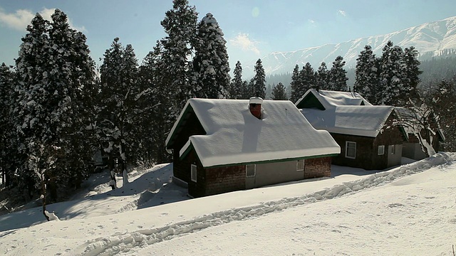 雪中的小屋视频素材