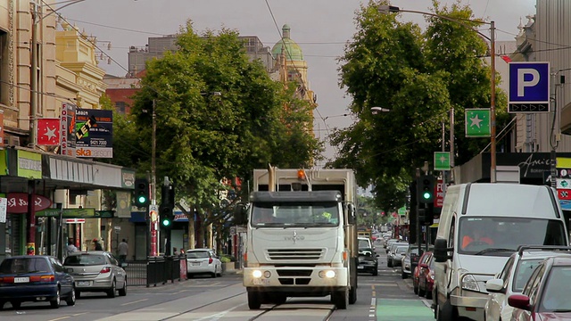 MS View of Traffic on Chapel street shopping district /墨尔本，维多利亚，澳大利亚视频素材