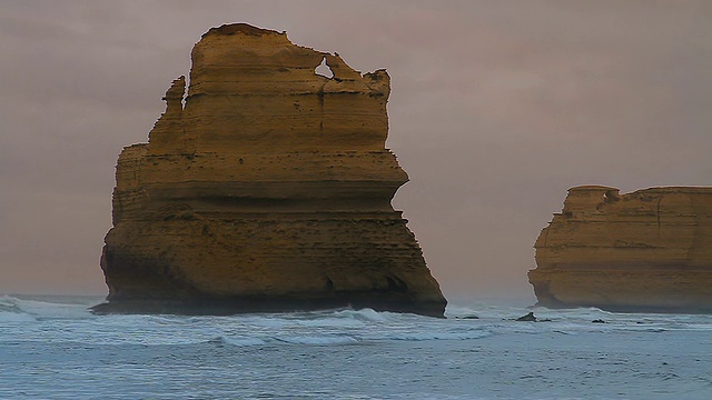 WS View of Twelve Apostles glow in evening light /坎贝尔港，维多利亚，澳大利亚视频素材