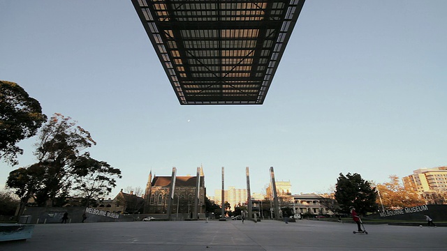 MS拍摄于澳大利亚维多利亚州墨尔本博物馆(Melbourne Museum)壮观建筑前的行人视频素材