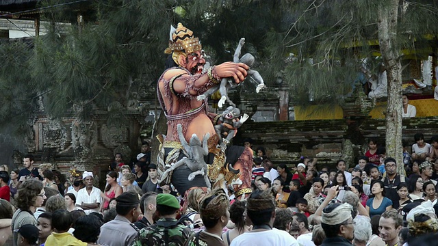 在印尼巴厘岛的乌布，Nyepi日前夕，人们为庆祝巴厘岛新年而游行的Ogoh-ogoh女士雕像视频素材