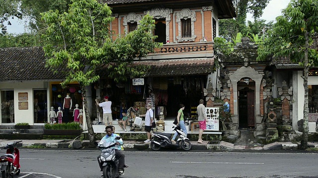 印度尼西亚巴厘岛乌布Jalan Raya大街上的MS Traffic视频素材