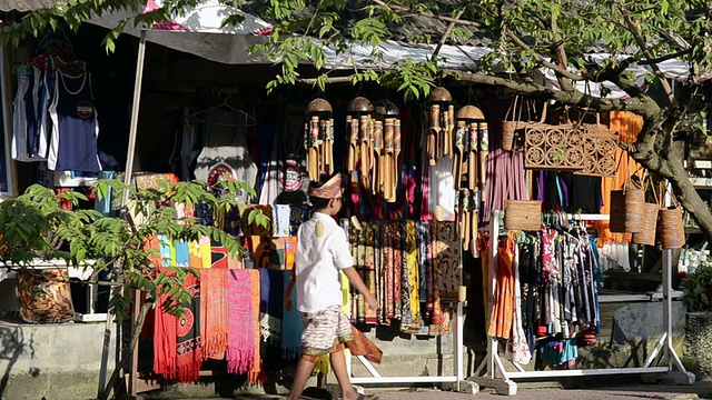 印尼巴厘岛乌布Jalan Hanoman购物街的纪念品商店视频素材