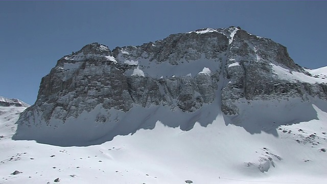 MS ZO滑雪登山者攀登雄伟山脉壮观的山峰/特柳赖德，科罗拉多州，美国视频素材