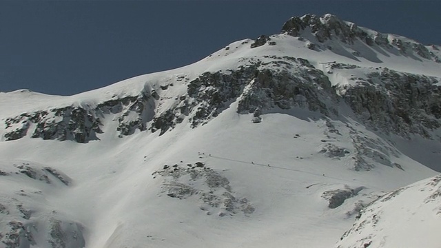 MS ZO滑雪登山者攀登雄伟山脉壮观的山峰/特柳赖德，科罗拉多州，美国视频素材