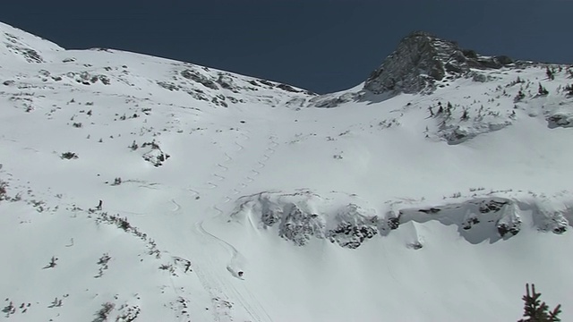 MS ZO滑雪登山者攀登雄伟山脉壮观的山峰/特柳赖德，科罗拉多州，美国视频素材