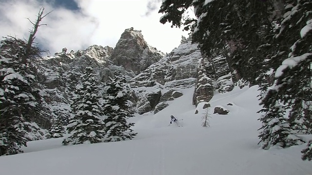 MS ZO极限滑雪者滑雪通过爆炸粉末雪/ Telluride，科罗拉多州，美国视频素材