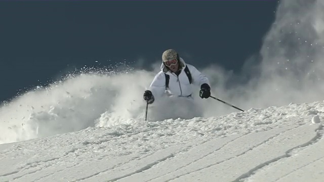 潘小姐极限滑雪者滑雪通过爆炸粉末雪/ Telluride，科罗拉多州，美国视频素材