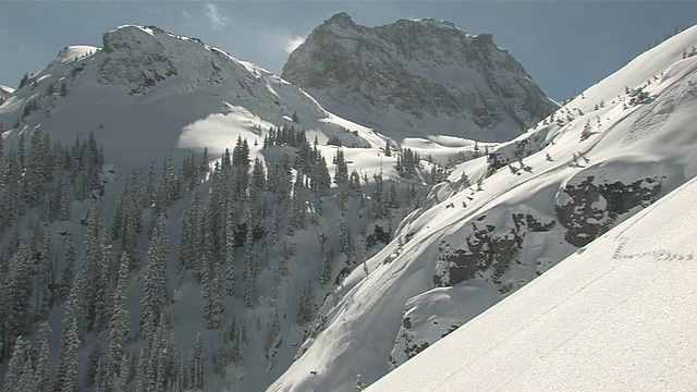 MS TS ZO极限滑雪者滑雪通过爆炸粉末在壮观的山/ Telluride，科罗拉多州，美国视频素材