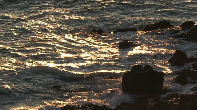 MS Waves breaking on coast in Stunning Evening Light /马里布，加州，美国视频素材