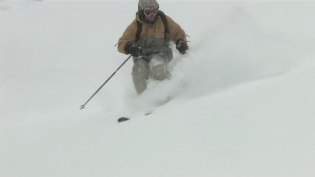 MS ZO滑雪者在悬崖滑雪/ Telluride，科罗拉多州，美国视频素材