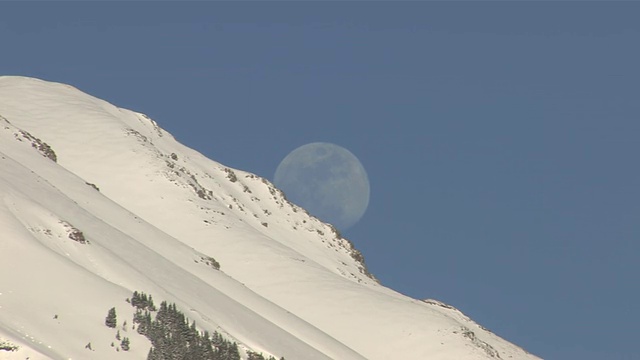 满月升起在雪山山顶/特柳赖德，科罗拉多州，美国视频素材