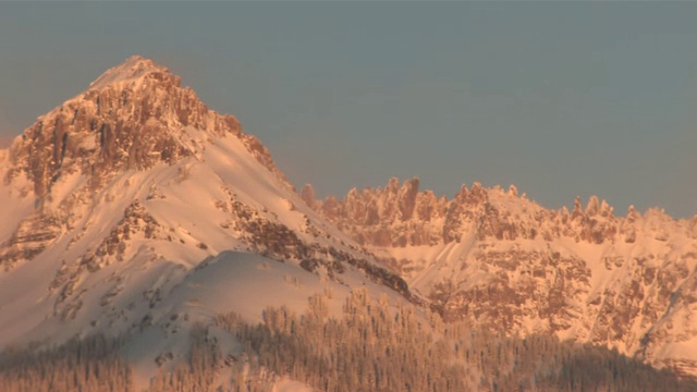 云和雪在傍晚滚动雄伟的山峰/碲化物，科罗拉多州，美国视频素材