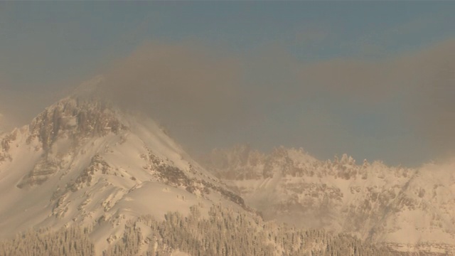 云和雪在傍晚滚动雄伟的山峰/碲化物，科罗拉多州，美国视频素材