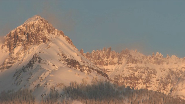 云和雪在傍晚滚动雄伟的山峰/碲化物，科罗拉多州，美国的MS视图视频素材