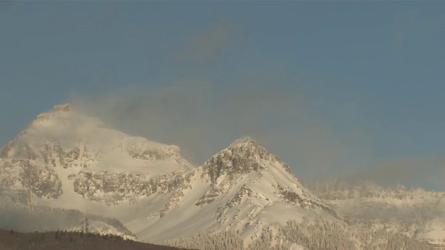 云和雪在傍晚滚动雄伟的山峰/碲化物，科罗拉多州，美国的MS视图视频素材