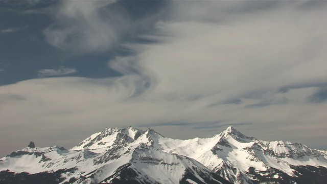 云和雪在傍晚滚动雄伟的山峰/碲化物，科罗拉多州，美国的MS视图视频素材