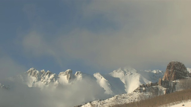 云和雪在傍晚滚动雄伟的山峰/碲化物，科罗拉多州，美国的MS视图视频素材