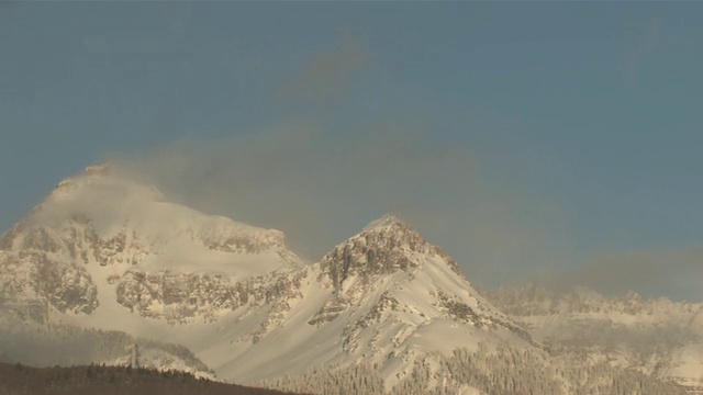 云和雪在傍晚滚动雄伟的山峰/碲化物，科罗拉多州，美国视频素材