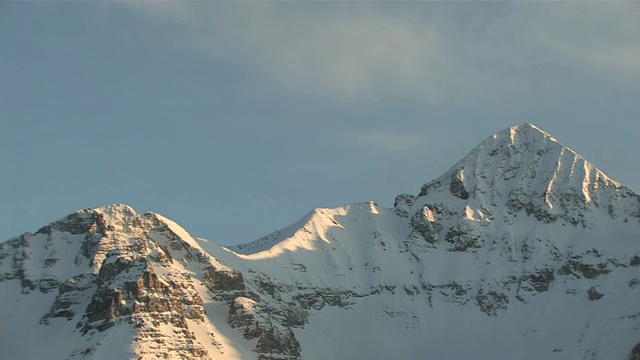 云和雪在傍晚滚动雄伟的山峰/碲化物，科罗拉多州，美国视频素材