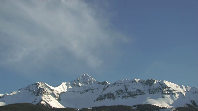 云和雪在傍晚滚动雄伟的山峰/碲化物，科罗拉多州，美国视频素材