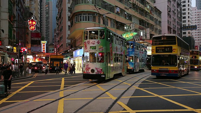 MS Street有轨电车、公共汽车和在街道上行驶的汽车/中国香港视频素材