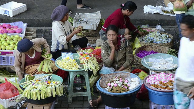 印尼巴厘岛乌布市出售仪式用品的MS供应商视频素材