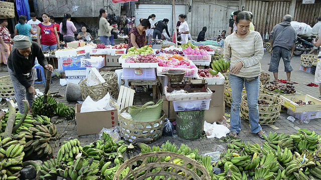 印尼巴厘岛乌布市卖香蕉的小贩视频素材