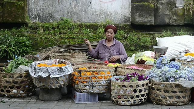 印尼巴厘岛乌布市，卖鲜花的小贩视频素材