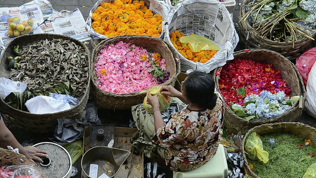 印尼巴厘岛乌布市，卖鲜花的小贩视频素材