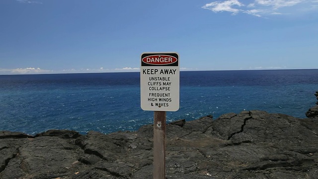 美国夏威夷大岛火山国家公园的火山悬崖边缘的危险标志视频素材