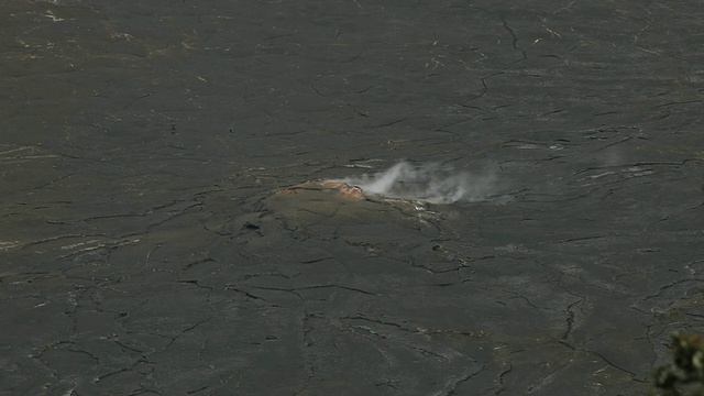 这张照片拍摄于美国大岛夏威夷的火山国家公园/火山基拉韦厄Iki火山口的黑色熔岩口视频素材