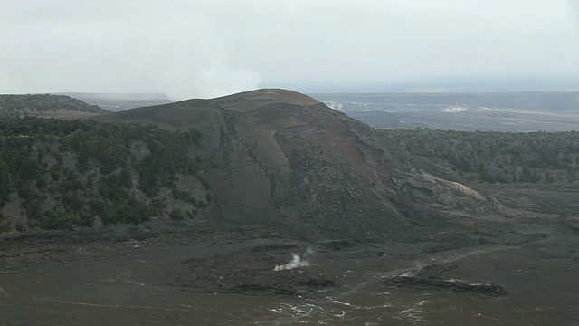 火山国家公园的基拉韦厄Iki板条条小道，蒸汽从火山口和山上升起，夏威夷，大岛，美国视频素材