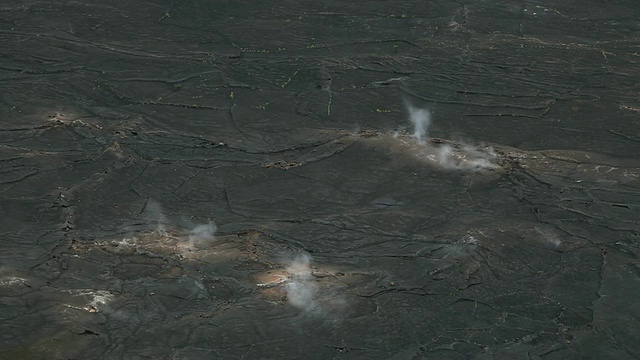 美国大岛夏威夷火山国家公园/火山基拉韦厄Iki火山口的黑色熔岩场喷口喷出的火山蒸汽视频素材