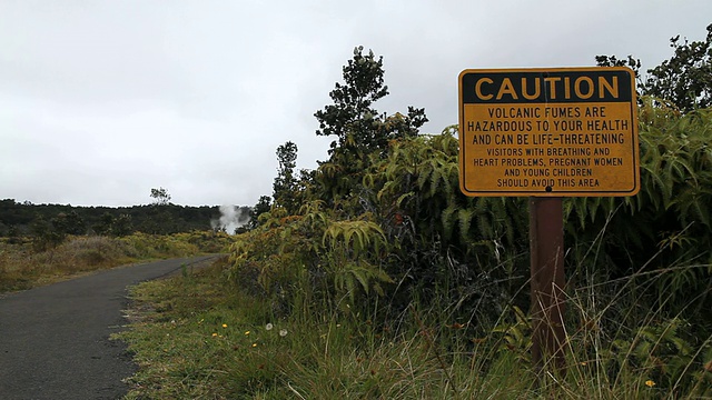 火山国家公园/火山，夏威夷，大岛，美国，火山喷口，火山蒸汽从远处升起视频素材