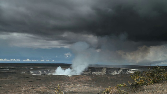 这张照片拍摄于美国夏威夷大岛，火山国家公园，在黑暗多云的日子里，蒸汽从基拉韦厄火山口升起，环绕着黑色的熔岩场视频素材