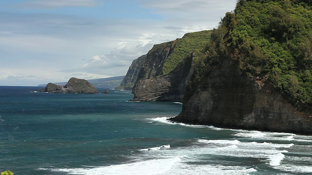 波卢谷海悬崖与海浪翻滚在威美亚，夏威夷，大岛，美国视频素材