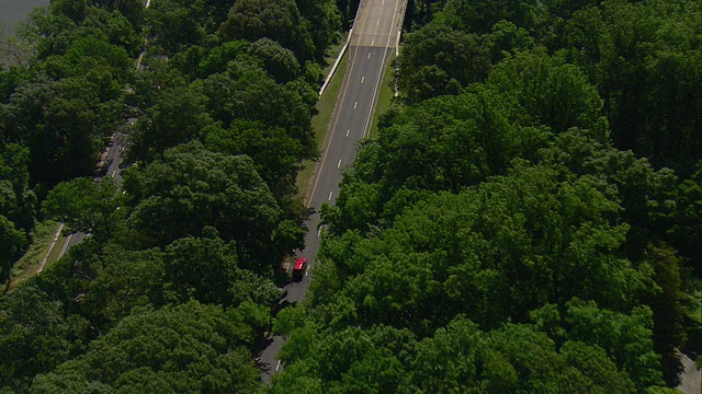 WS AERIAL ZI TS红色汽车沿着波托马克河行驶，美国哥伦比亚特区华盛顿视频素材