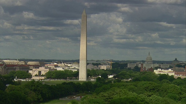 WS AERIAL DS ZI View with Capitol Building /华盛顿纪念碑，哥伦比亚特区，美国视频素材