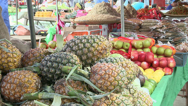 马来西亚沙巴州，Kota Kinabalu，繁忙的水果市场视频素材