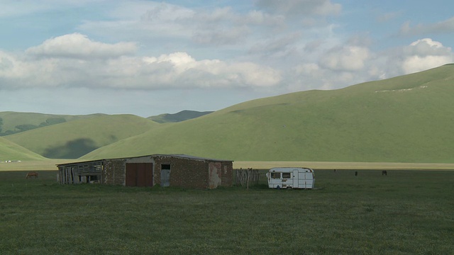 MS拍摄的绿色山谷草地和山脉/ Castelluccio di Norcia，翁布里亚，意大利视频素材