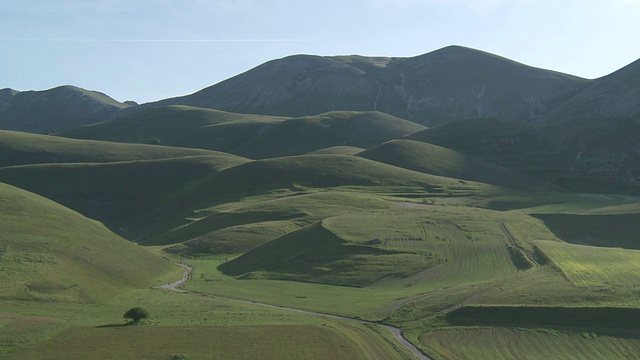 绿色山谷草地和山脉/ Castelluccio di Norcia，翁布里亚，意大利视频素材