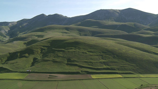 绿色山谷草地和山脉/ Castelluccio di Norcia，翁布里亚，意大利视频素材