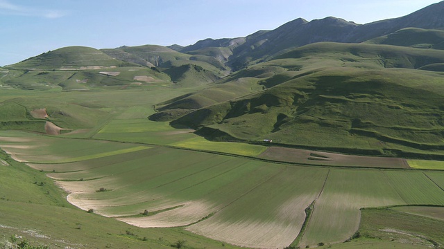 绿色山谷草地和山脉/ Castelluccio di Norcia，翁布里亚，意大利视频素材