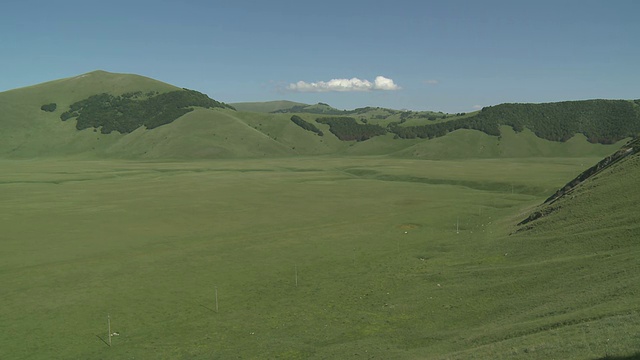 WS拍摄的绿色山谷草地和山脉/ Castelluccio di Norcia，翁布里亚，意大利视频素材