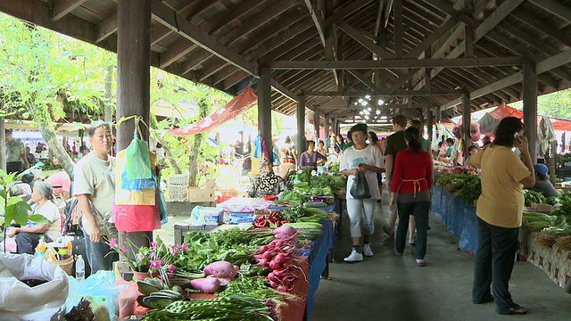 在马来西亚沙巴州的Kota Kinabalu市场买菜视频素材