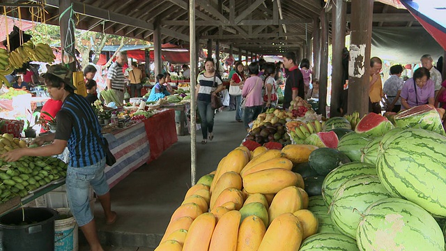 马来西亚沙巴州，Kota Kinabalu市场，MS夫妇品尝水果视频素材